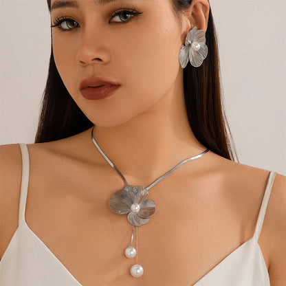 Romantic Pearl Flower Jewelry Set – Choker Necklace & Stud Earrings
